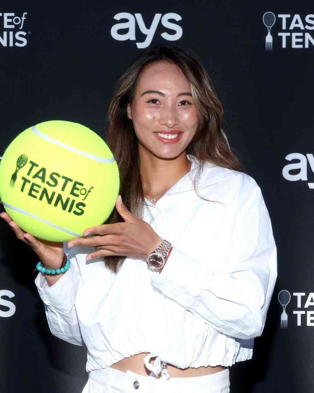 郑钦文还在赢，「Tenniscore」网球穿搭也是(图2)