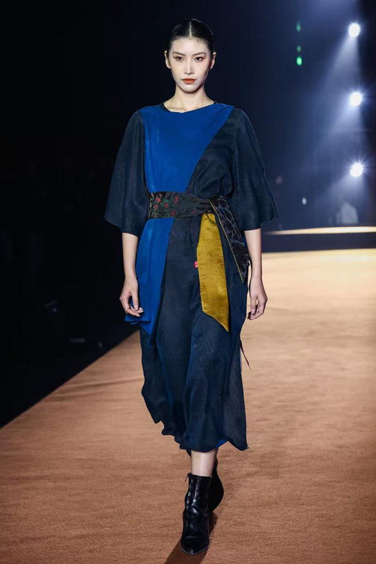 2025香云纱设计与交易展览会璀璨启幕 千亿级非遗产业加速崛起(图4)