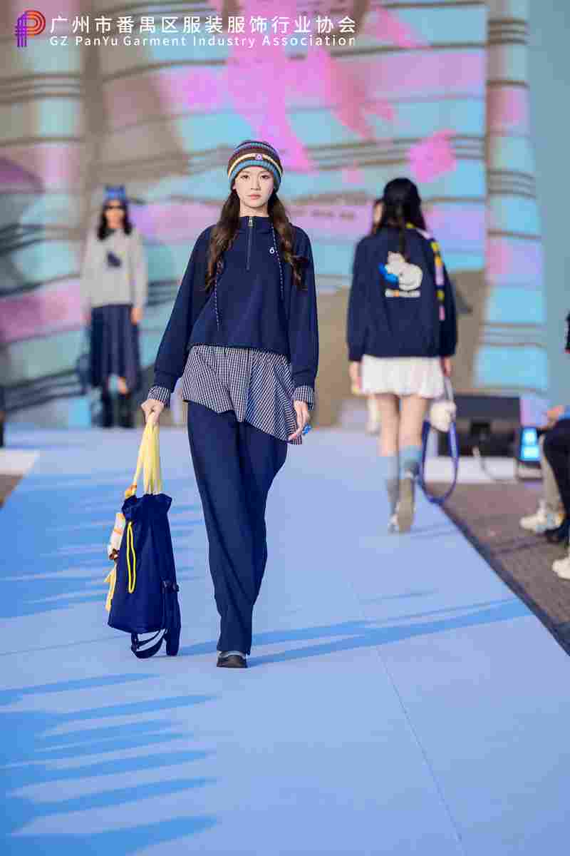 番禺服装服饰行业协会年会召开,共谋时尚产业高质量发展新篇章(图15) 番禺服装服饰行业协会年会召开,共谋时尚产业高质量发展新篇章(图15)