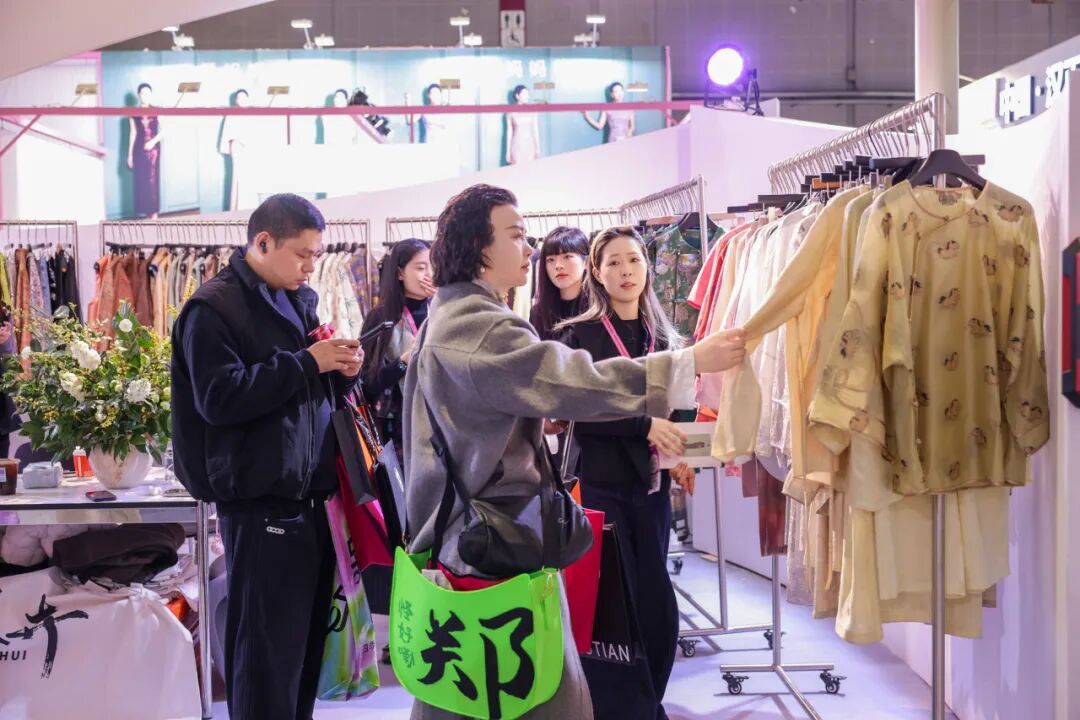 高端女装源头供应链展|九天展馆引领时尚新高度(图16) 高端女装源头供应链展|九天展馆引领时尚新高度(图16)