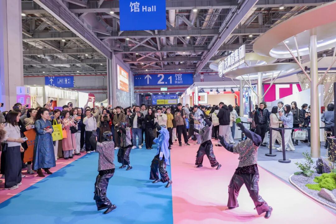 高端女装源头供应链展|九天展馆引领时尚新高度(图30) 高端女装源头供应链展|九天展馆引领时尚新高度(图30)