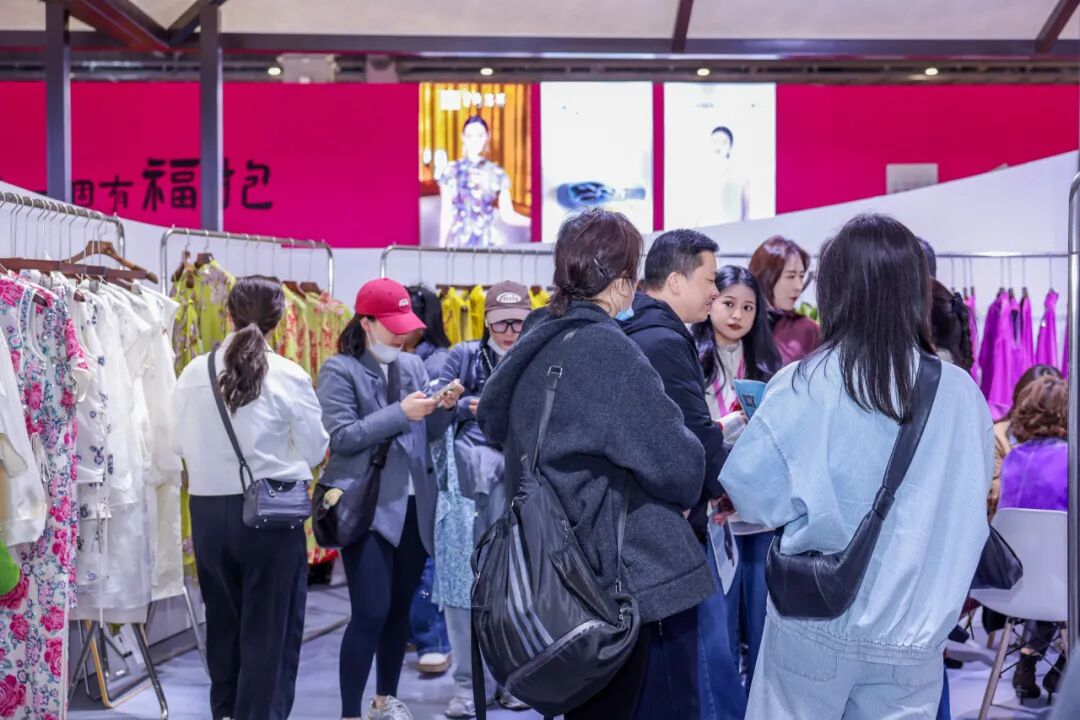 高端女装源头供应链展|九天展馆引领时尚新高度(图38) 高端女装源头供应链展|九天展馆引领时尚新高度(图38)