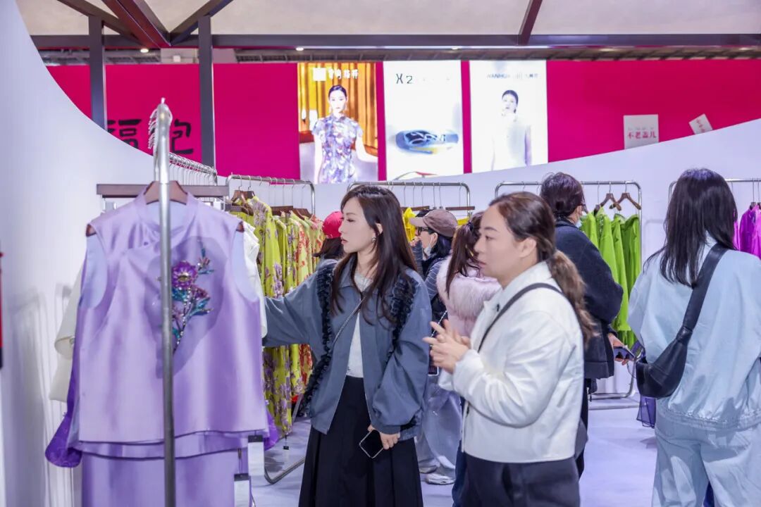 高端女装源头供应链展|九天展馆引领时尚新高度(图39) 高端女装源头供应链展|九天展馆引领时尚新高度(图39)