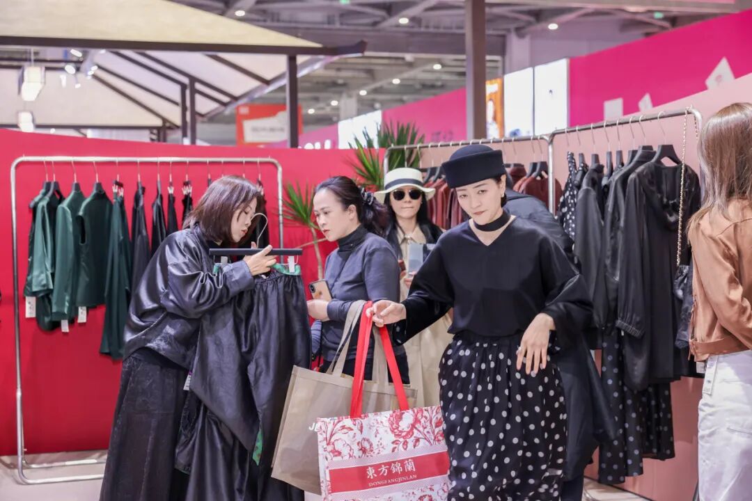 高端女装源头供应链展|九天展馆引领时尚新高度(图42) 高端女装源头供应链展|九天展馆引领时尚新高度(图42)