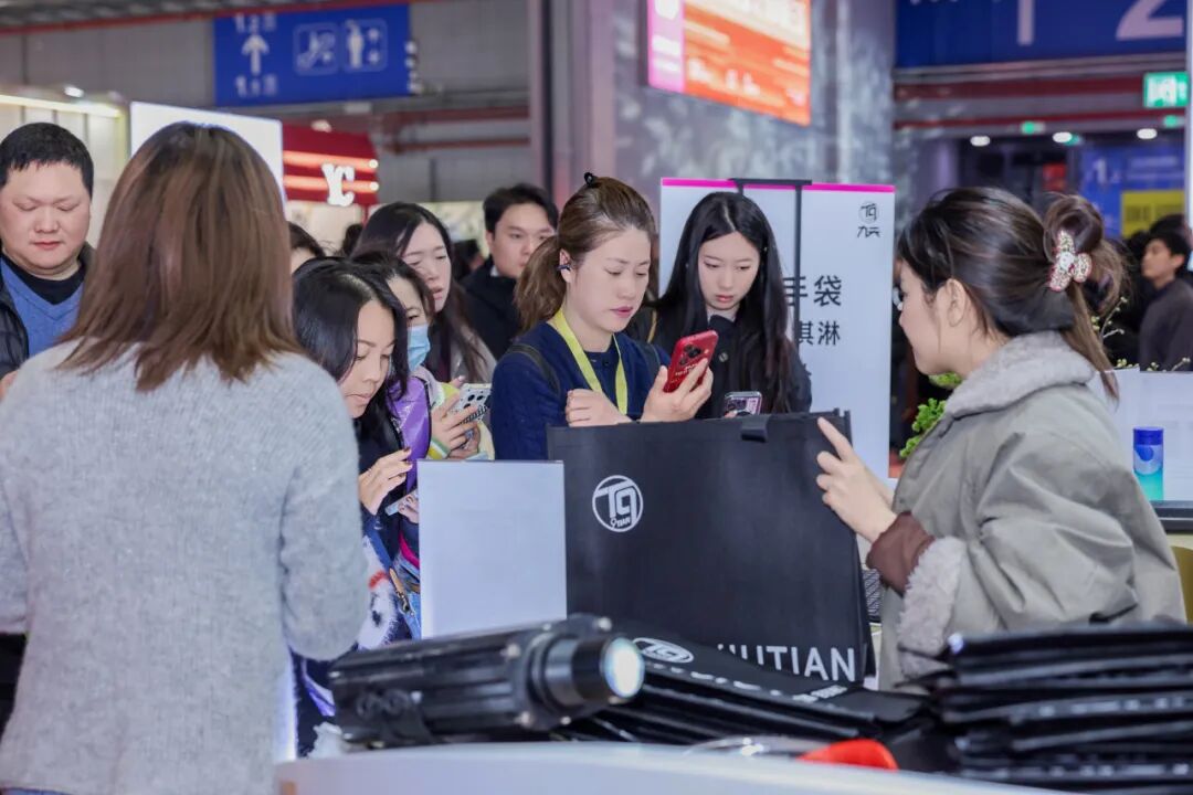 高端女装源头供应链展|九天展馆引领时尚新高度(图48) 高端女装源头供应链展|九天展馆引领时尚新高度(图48)