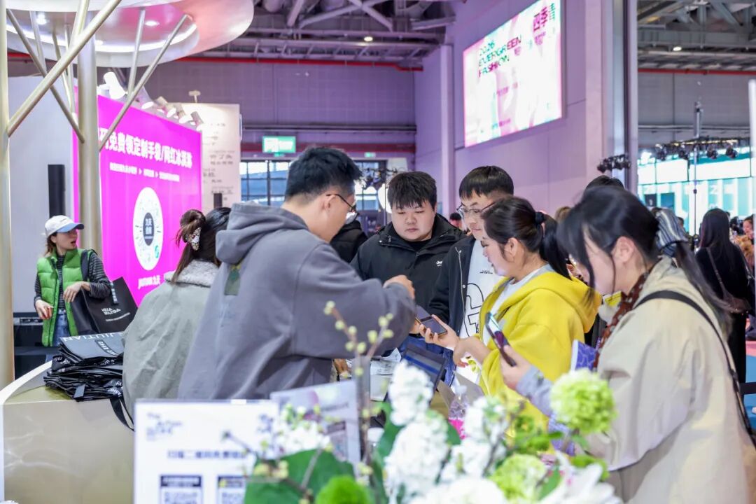 高端女装源头供应链展|九天展馆引领时尚新高度(图49) 高端女装源头供应链展|九天展馆引领时尚新高度(图49)
