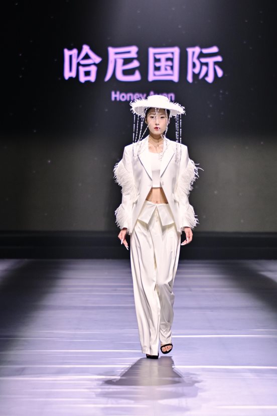 河南服装大会圆满落幕|时尚产业盛会收官全攻略(图3) 河南服装大会圆满落幕|时尚产业盛会收官全攻略(图3)