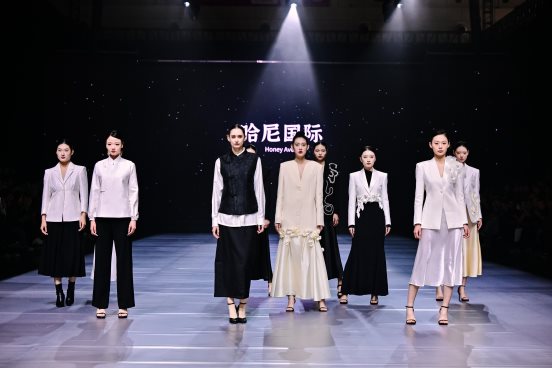 河南服装大会圆满落幕|时尚产业盛会收官全攻略(图5) 河南服装大会圆满落幕|时尚产业盛会收官全攻略(图5)