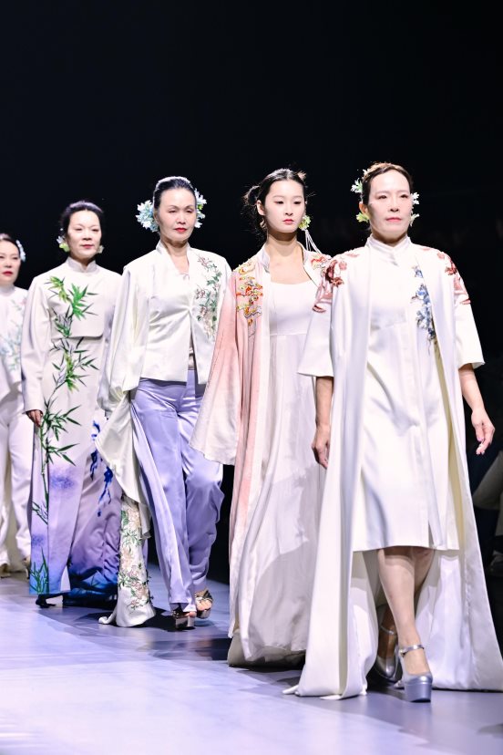 河南服装大会圆满落幕|时尚产业盛会收官全攻略(图18) 河南服装大会圆满落幕|时尚产业盛会收官全攻略(图18)