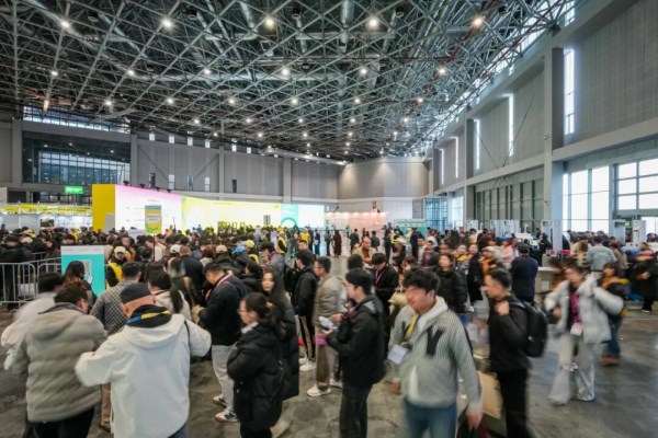 国风服饰崛起之路｜从宋锦到香云纱的时尚变革