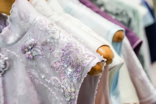 国风服饰崛起之路｜从宋锦到香云纱的时尚变革(图4)