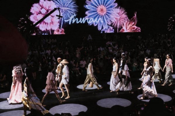 番禺区快时尚品牌联展亮相2026广东时装周,17家企业共展产业升级成果(图3) 番禺区快时尚品牌联展亮相2026广东时装周,17家企业共展产业升级成果(图3)