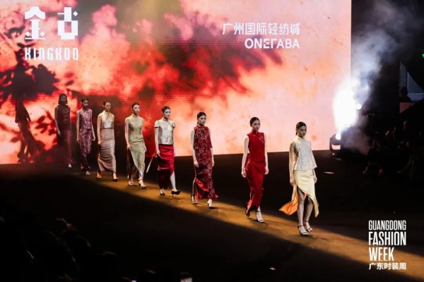番禺区快时尚品牌联展亮相2026广东时装周,17家企业共展产业升级成果(图5) 番禺区快时尚品牌联展亮相2026广东时装周,17家企业共展产业升级成果(图5)