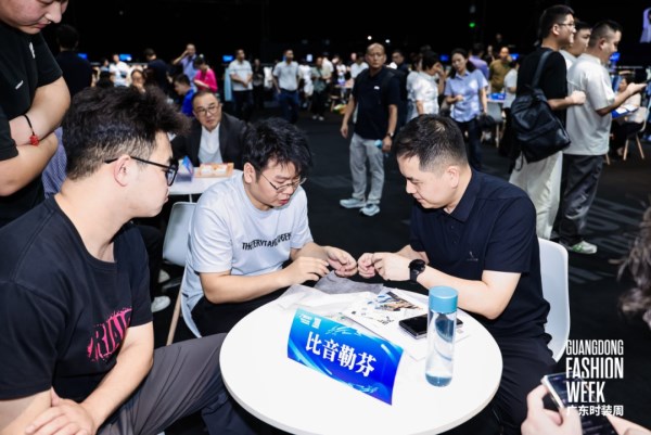 番禺区快时尚品牌联展亮相2026广东时装周,17家企业共展产业升级成果(图6) 番禺区快时尚品牌联展亮相2026广东时装周,17家企业共展产业升级成果(图6)