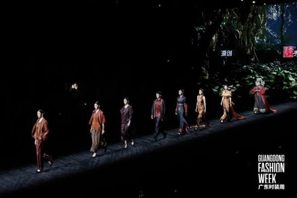 秀工莨作“莨作·秘境”系列亮相广东时装周,展现千年香云纱的时尚秘境(图1) 秀工莨作“莨作·秘境”系列亮相广东时装周,展现千年香云纱的时尚秘境(图1)