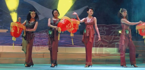 秀工莨作“莨作·秘境”系列亮相广东时装周,展现千年香云纱的时尚秘境(图2) 秀工莨作“莨作·秘境”系列亮相广东时装周,展现千年香云纱的时尚秘境(图2)