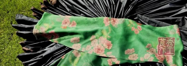 秀工莨作“莨作·秘境”系列亮相广东时装周,展现千年香云纱的时尚秘境(图3) 秀工莨作“莨作·秘境”系列亮相广东时装周,展现千年香云纱的时尚秘境(图3)
