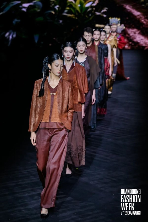 秀工莨作“莨作·秘境”系列亮相广东时装周,展现千年香云纱的时尚秘境(图4) 秀工莨作“莨作·秘境”系列亮相广东时装周,展现千年香云纱的时尚秘境(图4)