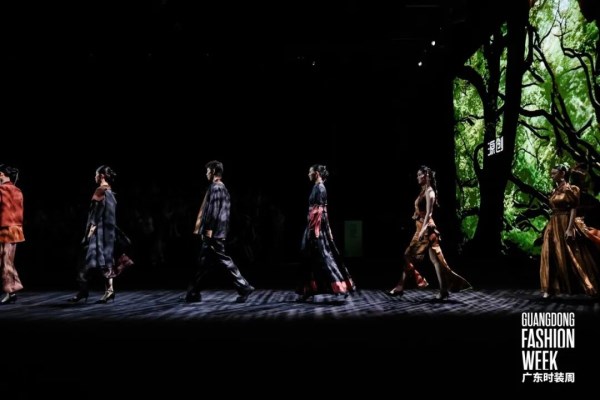 秀工莨作“莨作·秘境”系列亮相广东时装周,展现千年香云纱的时尚秘境(图5) 秀工莨作“莨作·秘境”系列亮相广东时装周,展现千年香云纱的时尚秘境(图5)