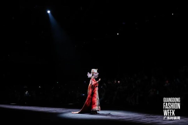 秀工莨作“莨作·秘境”系列亮相广东时装周,展现千年香云纱的时尚秘境(图6) 秀工莨作“莨作·秘境”系列亮相广东时装周,展现千年香云纱的时尚秘境(图6)