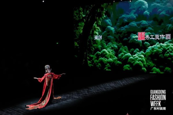 秀工莨作“莨作·秘境”系列亮相广东时装周,展现千年香云纱的时尚秘境(图7) 秀工莨作“莨作·秘境”系列亮相广东时装周,展现千年香云纱的时尚秘境(图7)