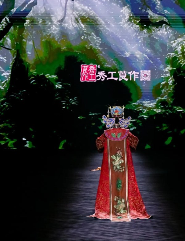 秀工莨作“莨作·秘境”系列亮相广东时装周,展现千年香云纱的时尚秘境(图8) 秀工莨作“莨作·秘境”系列亮相广东时装周,展现千年香云纱的时尚秘境(图8)