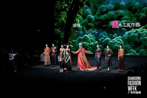 秀工莨作“莨作·秘境”系列亮相广东时装周,展现千年香云纱的时尚秘境(图9) 秀工莨作“莨作·秘境”系列亮相广东时装周,展现千年香云纱的时尚秘境(图9)