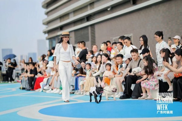 第37届广东时装周圆满闭幕:8天交易额破16亿,线上线下围观超9700万人次(图4) 第37届广东时装周圆满闭幕:8天交易额破16亿,线上线下围观超9700万人次(图4)