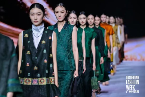 第37届广东时装周圆满闭幕:8天交易额破16亿,线上线下围观超9700万人次(图6) 第37届广东时装周圆满闭幕:8天交易额破16亿,线上线下围观超9700万人次(图6)