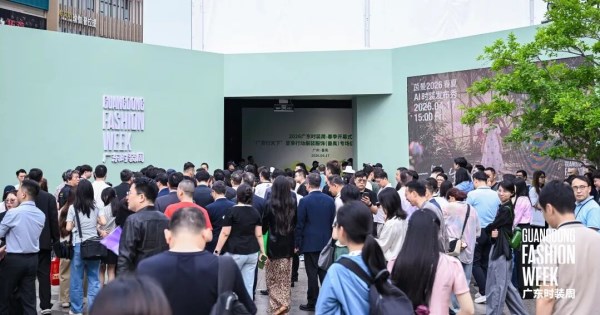 第37届广东时装周圆满闭幕:8天交易额破16亿,线上线下围观超9700万人次(图8) 第37届广东时装周圆满闭幕:8天交易额破16亿,线上线下围观超9700万人次(图8)