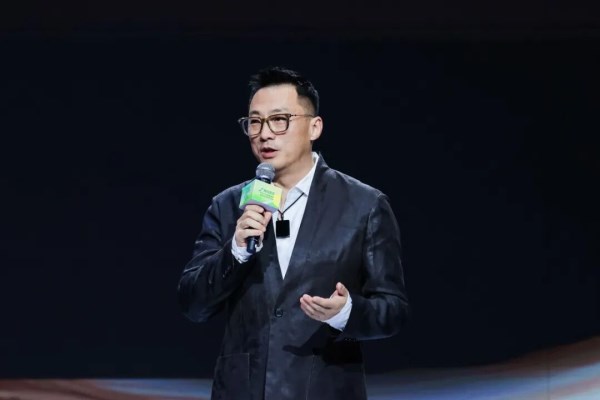 守艺为根,创潮为翼:广东服装设计师嘉年华落幕 开启“文化+设计”新篇章(图1) 守艺为根,创潮为翼:广东服装设计师嘉年华落幕 开启“文化+设计”新篇章(图1)