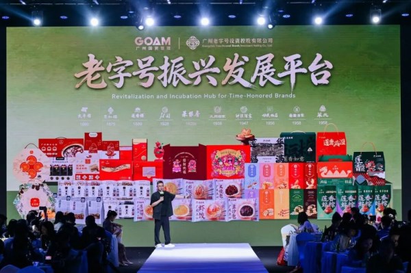 守艺为根,创潮为翼:广东服装设计师嘉年华落幕 开启“文化+设计”新篇章(图3) 守艺为根,创潮为翼:广东服装设计师嘉年华落幕 开启“文化+设计”新篇章(图3)