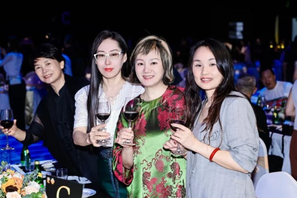守艺为根,创潮为翼:广东服装设计师嘉年华落幕 开启“文化+设计”新篇章(图11) 守艺为根,创潮为翼:广东服装设计师嘉年华落幕 开启“文化+设计”新篇章(图11)