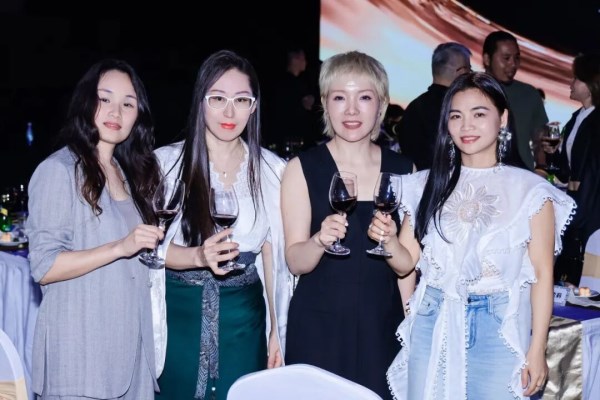 守艺为根,创潮为翼:广东服装设计师嘉年华落幕 开启“文化+设计”新篇章(图15) 守艺为根,创潮为翼:广东服装设计师嘉年华落幕 开启“文化+设计”新篇章(图15)