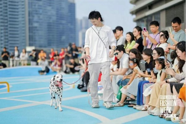 人宠同登T台!广东时装周“花生萌宠局”打造沉浸式时尚公益盛宴(图1) 人宠同登T台!广东时装周“花生萌宠局”打造沉浸式时尚公益盛宴(图1)