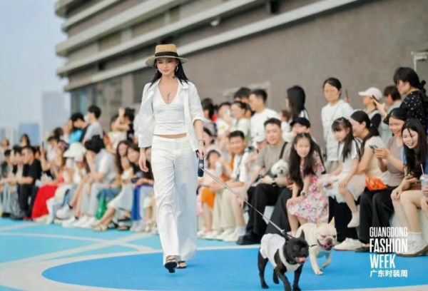 人宠同登T台!广东时装周“花生萌宠局”打造沉浸式时尚公益盛宴(图2) 人宠同登T台!广东时装周“花生萌宠局”打造沉浸式时尚公益盛宴(图2)