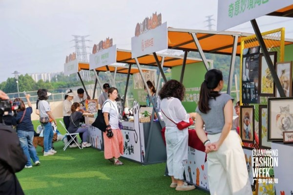 人宠同登T台!广东时装周“花生萌宠局”打造沉浸式时尚公益盛宴(图4) 人宠同登T台!广东时装周“花生萌宠局”打造沉浸式时尚公益盛宴(图4)